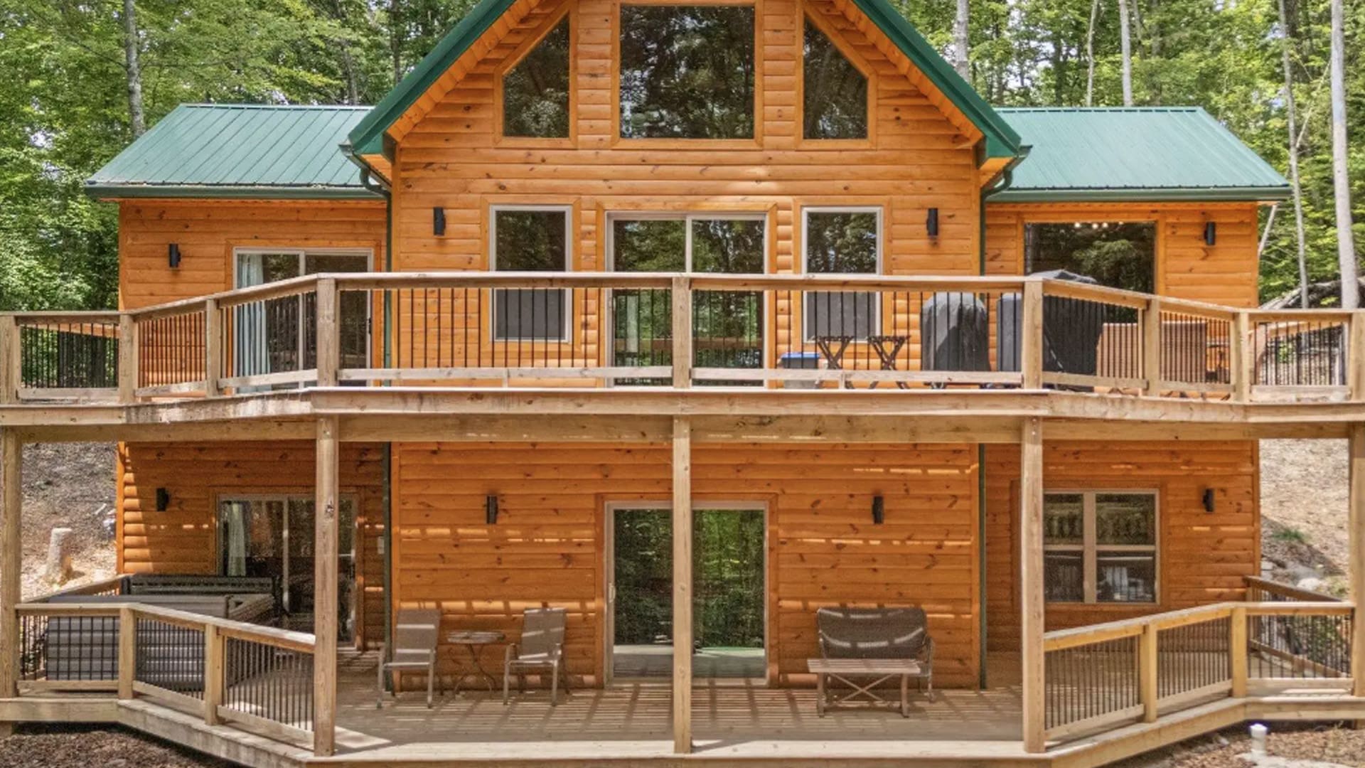 Cabin in the Red River Gorge Overlooking a Cliffview.