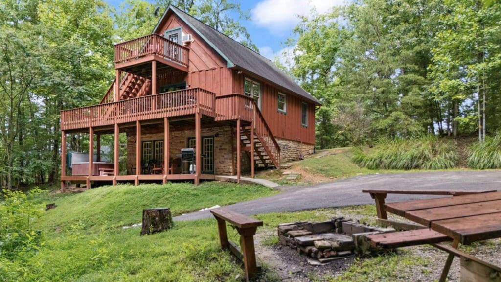 Crows Nest | Scenic Cabin Rentals a Look at the Crow's Nest cabin from the outside and its fire pit.