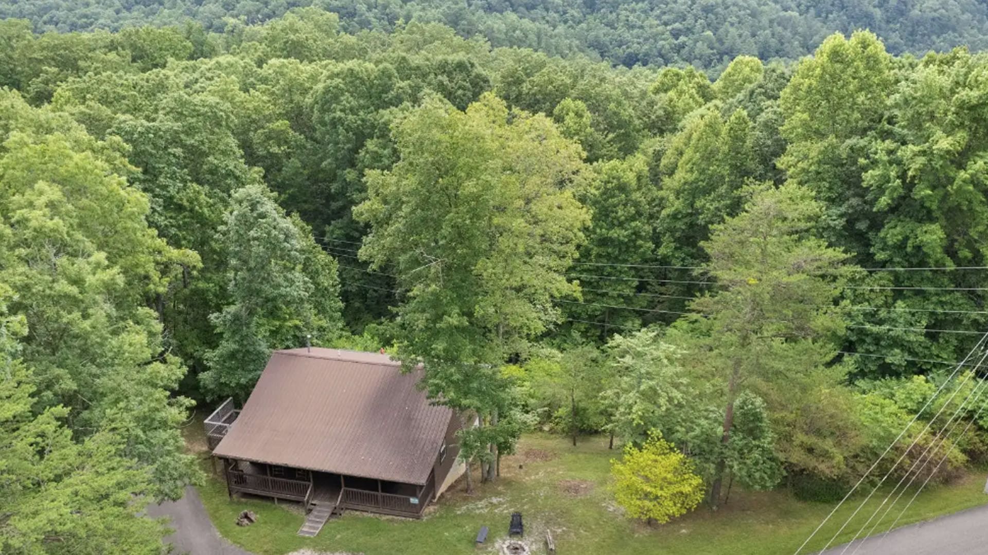 Cabin in the Red River Gorge Overlooking a Cliffview.